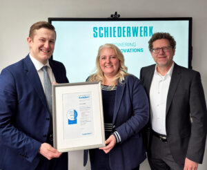 Constantin Bissel von creditreform verleiht Edina Baghi und Dr. Robert Sänger von der Schiederwerk GmbH das Bonitätszertifikat CrefoZert.